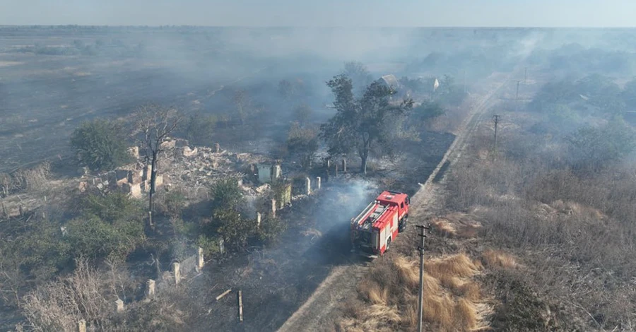 Рятувальники гасять дві масштабні пожежі в екосистемах на Миколаївщині