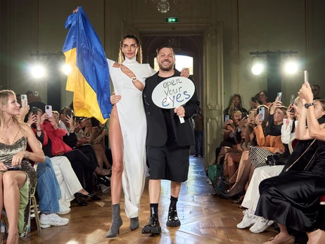 Алина Байкова и Андре Тан на показе в Париже вышли с украинским флагом и месседжем 