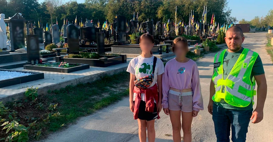 В Киеве подростки забирали вещи с могил защитников - и вместе с родителями попали в полицию