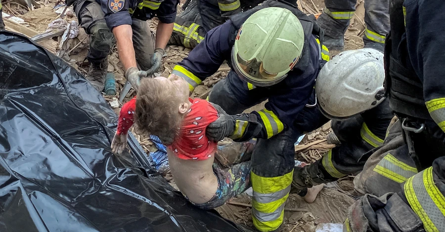 Из-под завалов в Харькове достали тело женщины — бабушки погибшего мальчика и его раненого брата