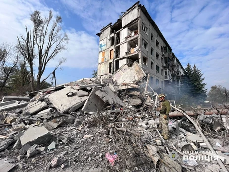 В Авдеевке после авиаудара РФ под руинами пятиэтажки погиб мужчина