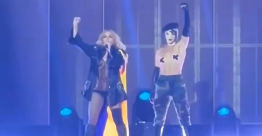 Мадонна на первом концерте тура вышла на сцену в шляпе Ruslan Baginskiy и мантии с флагом Украины