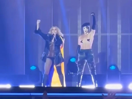Мадонна на первом концерте тура вышла на сцену в шляпе Ruslan Baginskiy и мантии с флагом Украины