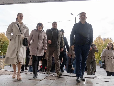 Голова ОБСЄ у Києві відвідав школу, що постраждала від російських обстрілів