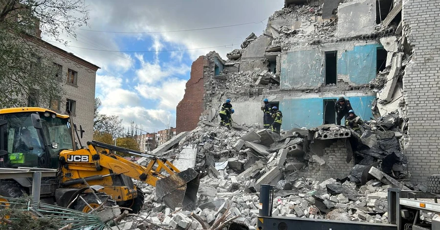 Ночью россияне разрушили пятиэтажное общежитие в центре Славянска, под завалами есть люди