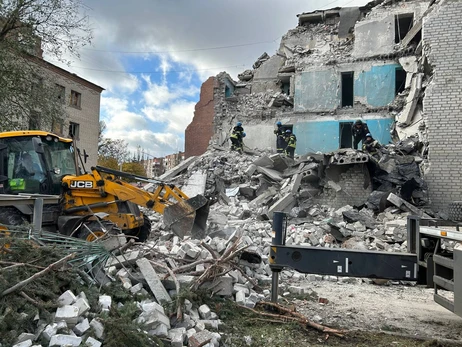 Ночью россияне разрушили пятиэтажное общежитие в центре Славянска, под завалами есть люди