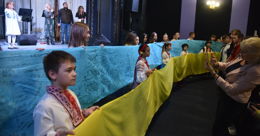 Во Львове в музей передали 40-метровый флаг с подписями тысяч детей и военных со всей страны