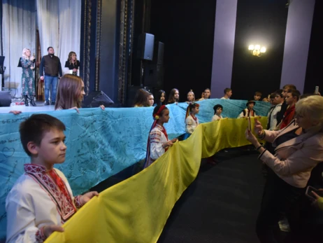 Во Львове в музей передали 40-метровый флаг с подписями тысяч детей и военных со всей страны