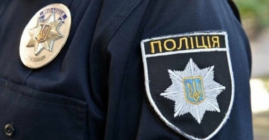 У центрі Києва військового тричі вдарили ножем, нападників розшукують