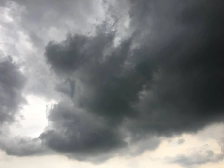 Погода в Україні 25 жовтня: циклон із Європи принесе дощі та сильний вітер