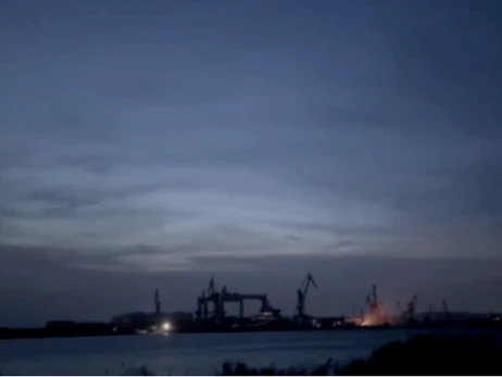 Украина ракетами SCALP нанесла удар по кораблю-носителю «калибров» в оккупированной Керчи