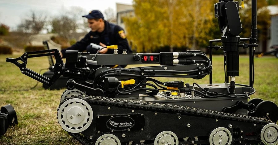 Канада передала украинским спасателям роботов для дистанционного разминирования