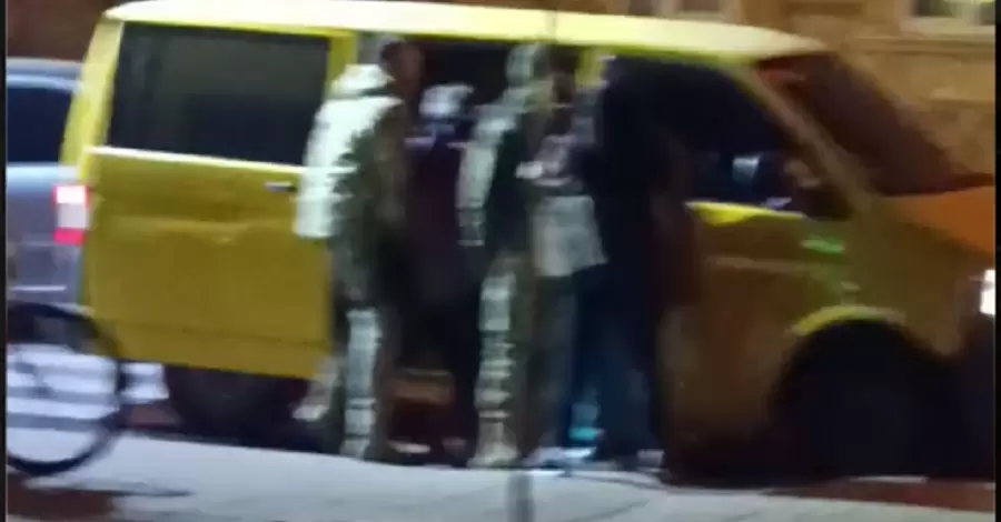 Во Львове сотрудники военкомата посреди улицы силой затолкали мужчину в микроавтобус