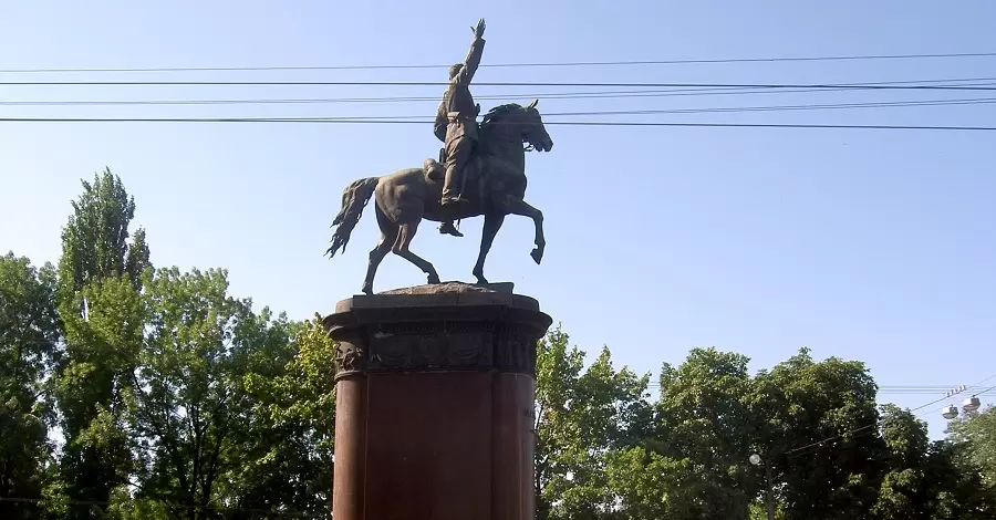 В Киеве разрешили демонтировать памятники Пушкину и Щорсу