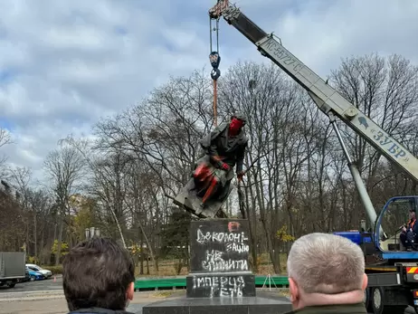 В Киеве на Шулявке демонтировали памятник Пушкину