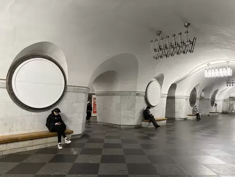 На станції метро «Вокзальна» у Києві радянську символіку прикрили дерев’яними щитами
