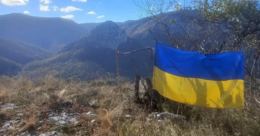 Активисты подняли в оккупированном Крыму флаг Украины 