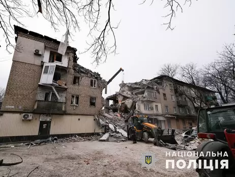 В Селидово из-под завалов четырехэтажки достали тело второй жертвы ракетного удара РФ