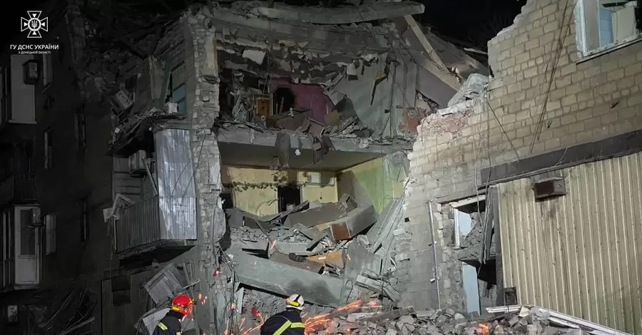 Російська ракета зруйнувала під’їзд багатоповерхівки в Селидовому, рятівники розбирають завали