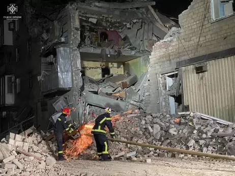 Российская ракета разрушила подъезд многоэтажки в Селидово, спасатели разбирают завалы
