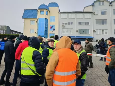 Перевозчики в Луцке и Львове устроили акции протеста под польскими консульствами