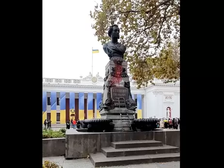 Художник облил краской памятник Пушкину в Одессе, который власти решили не демонтировать