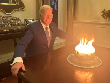 Байден показав святковий торт із 81 свічкою