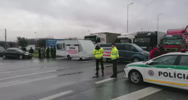 Словацкие перевозчики временно разблокировали движение грузовиков на границе с Украиной