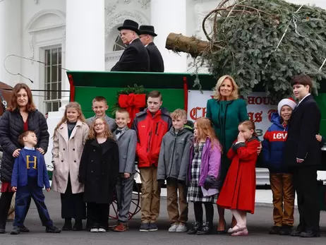 Первая леди США с детьми военных встретила повозку с рождественской елкой у Белого дома