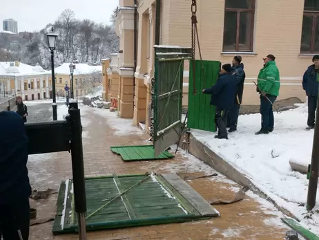 В Киеве демонтируют незаконную постройку на крыше замка Ричарда