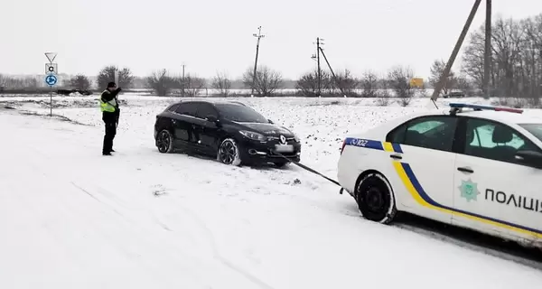 Украинцев просят не выезжать на авто без надобности из-за гололеда и снега
