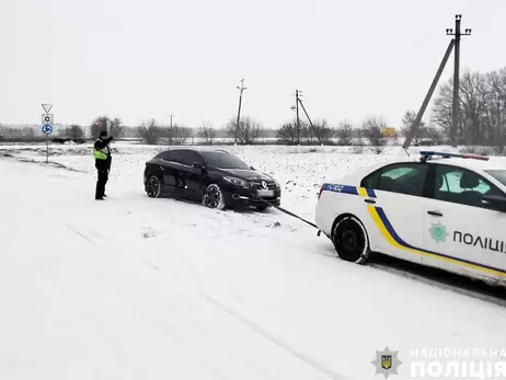 Українців просять не виїжджати на авто без потреби через ожеледицю і сніг
