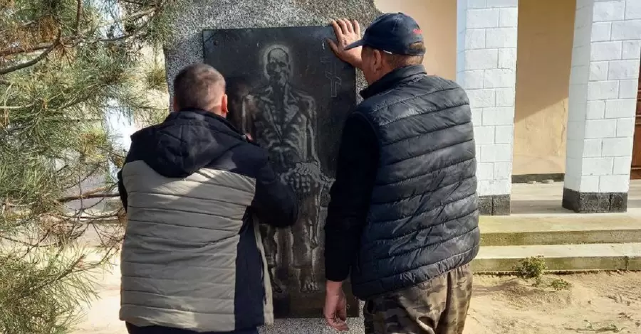 В Херсонской области россияне снесли памятники жертвам Голодомора 