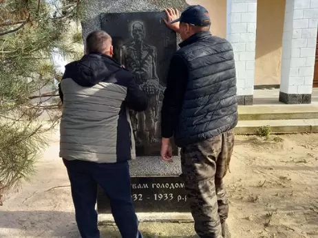 В Херсонской области россияне снесли памятники жертвам Голодомора 