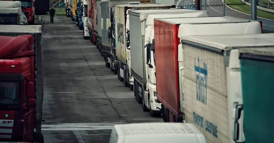 На границе со Словакией движение грузовиков разблокировано, на польском очередь растет