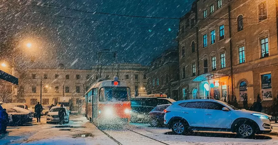 Траса Київ - Одеса заметена, люди 12 годин перебувають у сніговій пастці