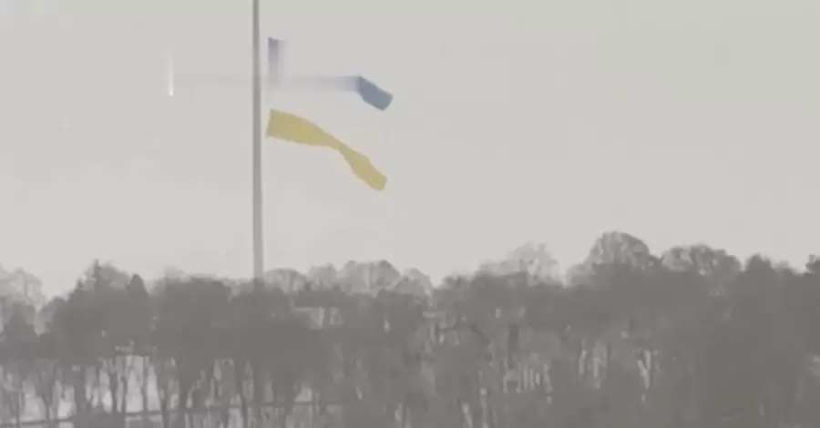 В Киеве сильный ветер повредил главный флаг Украины 