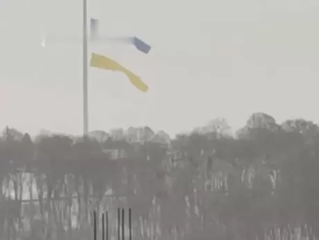 В Киеве сильный ветер повредил главный флаг Украины 