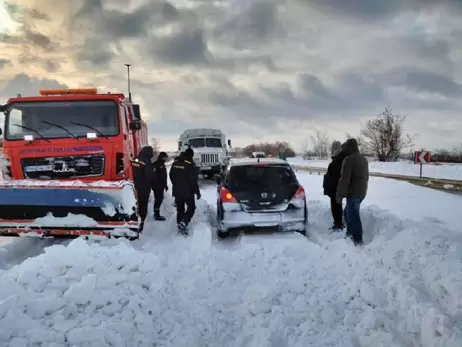 Закарпатье и Львовщину засыпает снегом, движение на трассах затруднено