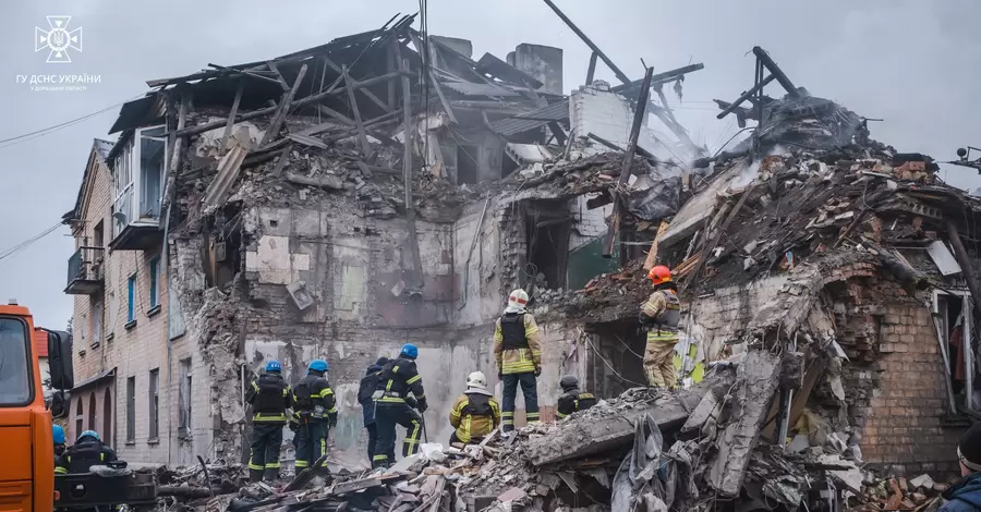 На Донеччине из-под завалов трехэтажного дома, в который попала российская ракета, достали двух погибших