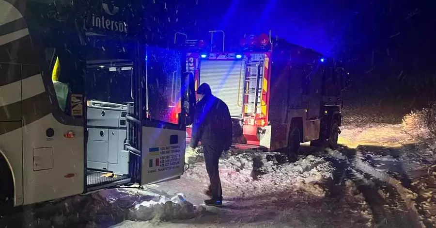 На Львовщине спасатели вытаскивали автобус с детьми из сугробов 