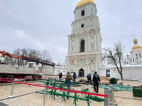 В центре Киева начали монтаж главной елки