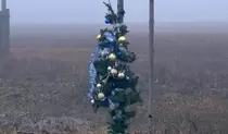 Волонтер установил новогоднюю елку под Бахмутом