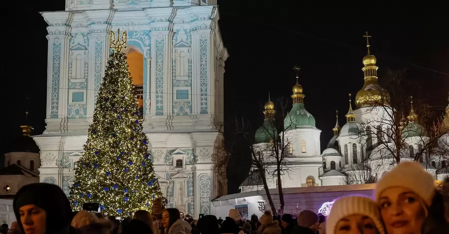В Киеве на Софийской площади зажгли огни главной елки страны 