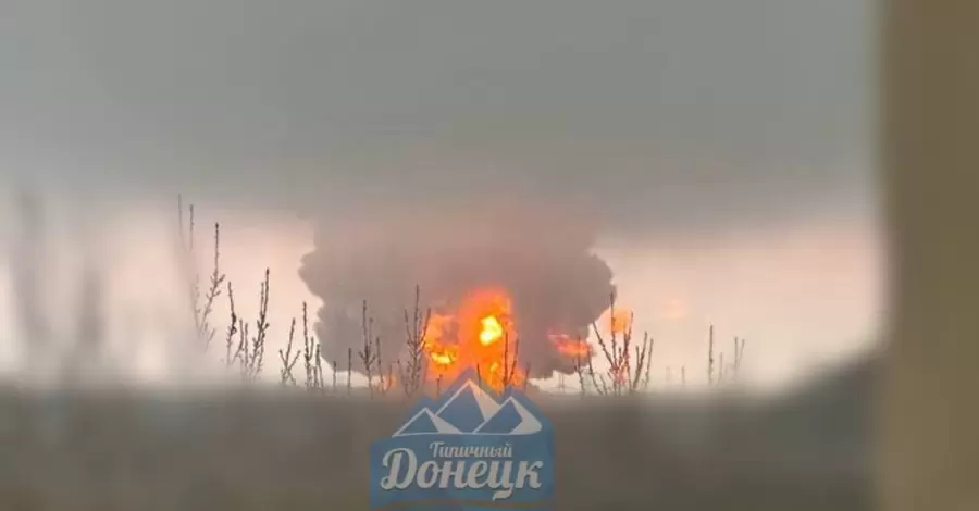 В оккупированной Макеевке масштабный пожар, предварительно - горит склад с горючим РФ