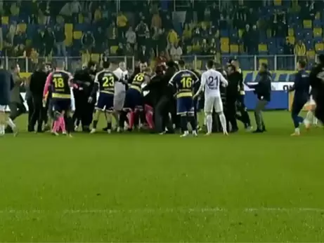 У Туреччині футболісти побили арбітра, федерація призупинила чемпіонат