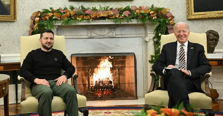 Байден и Зеленский начали встречу в Белом доме в новогодней атмосфере
