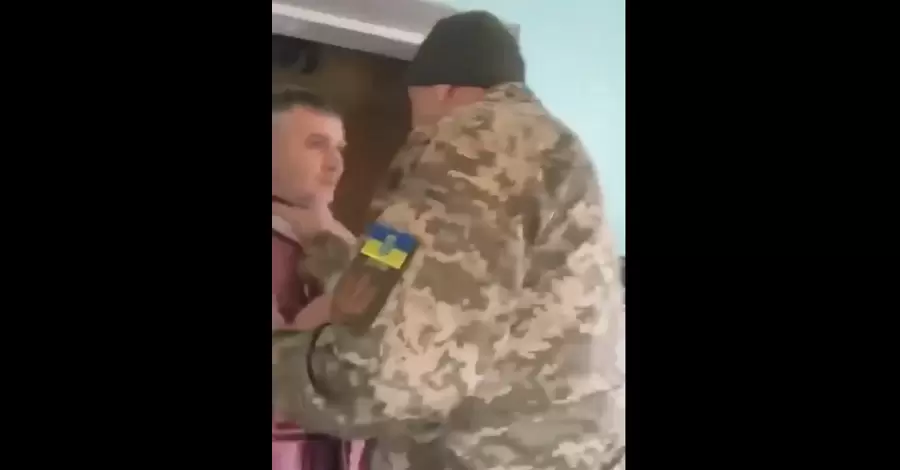 Во Львовской области мужчина в военной форме взял священника за горло и вручил повестку