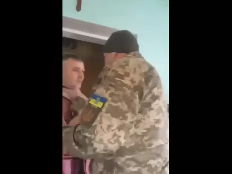 Во Львовской области мужчина в военной форме взял священника за горло и вручил повестку