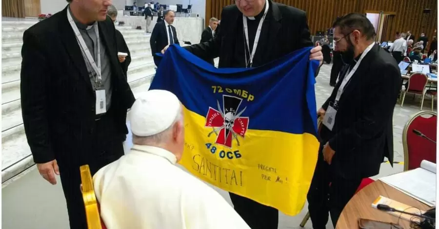 Папе Римскому передали вышитый флаг Украины